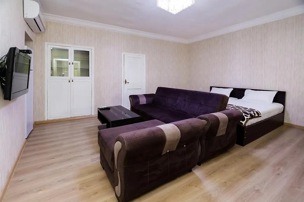 Apartment In Cozy Little Yard تبليسي